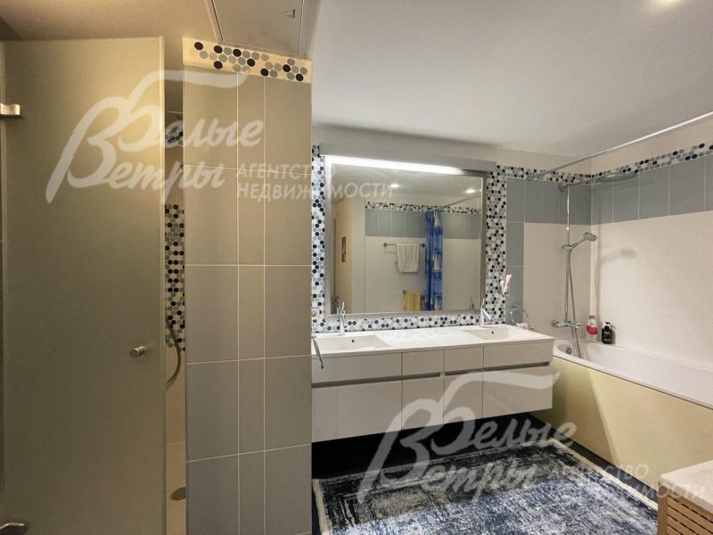 Санузел с ванной в главной спальне