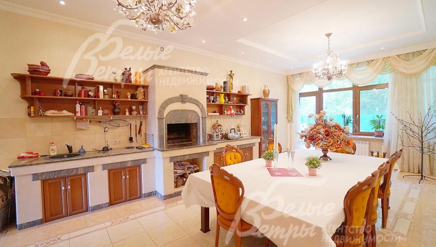 Столовая с мангалом и выходом на террасу