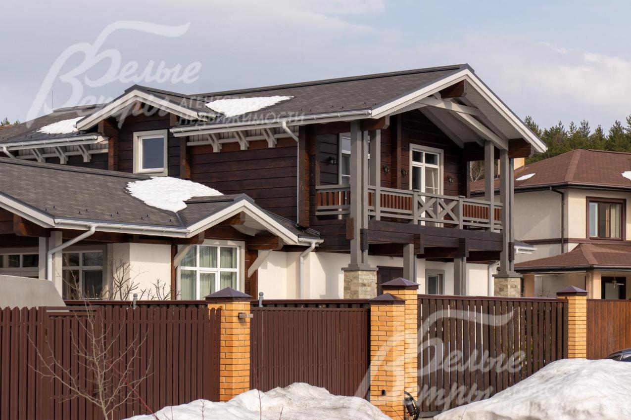 Участок огорожен двойным вертикальным штакетником, отделанным по верхнему и нижнему краю металлопрофилем, фасадная часть выполнена на кирпичных столбах