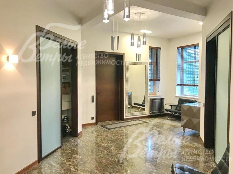 Холл 1-го этажа.