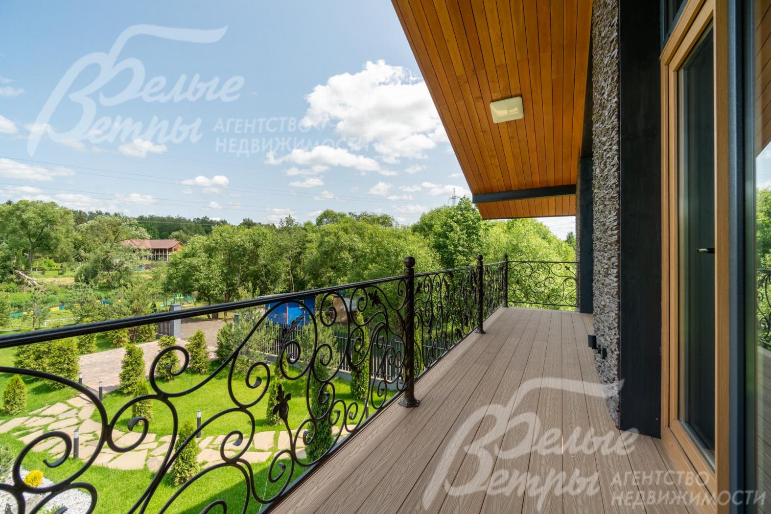 Вид с балкона второго этажа. Установлено кованое ограждение