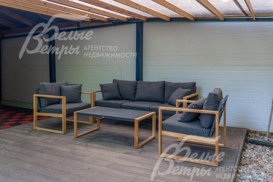 На террасе есть уютная садовая мебель