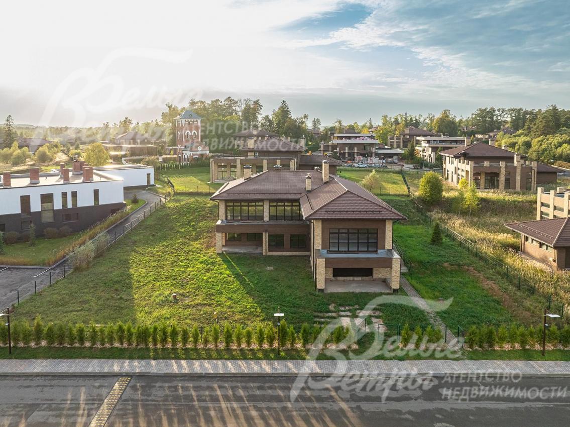 современный дом 750 кв.м с гаражом на участке 25 соток 