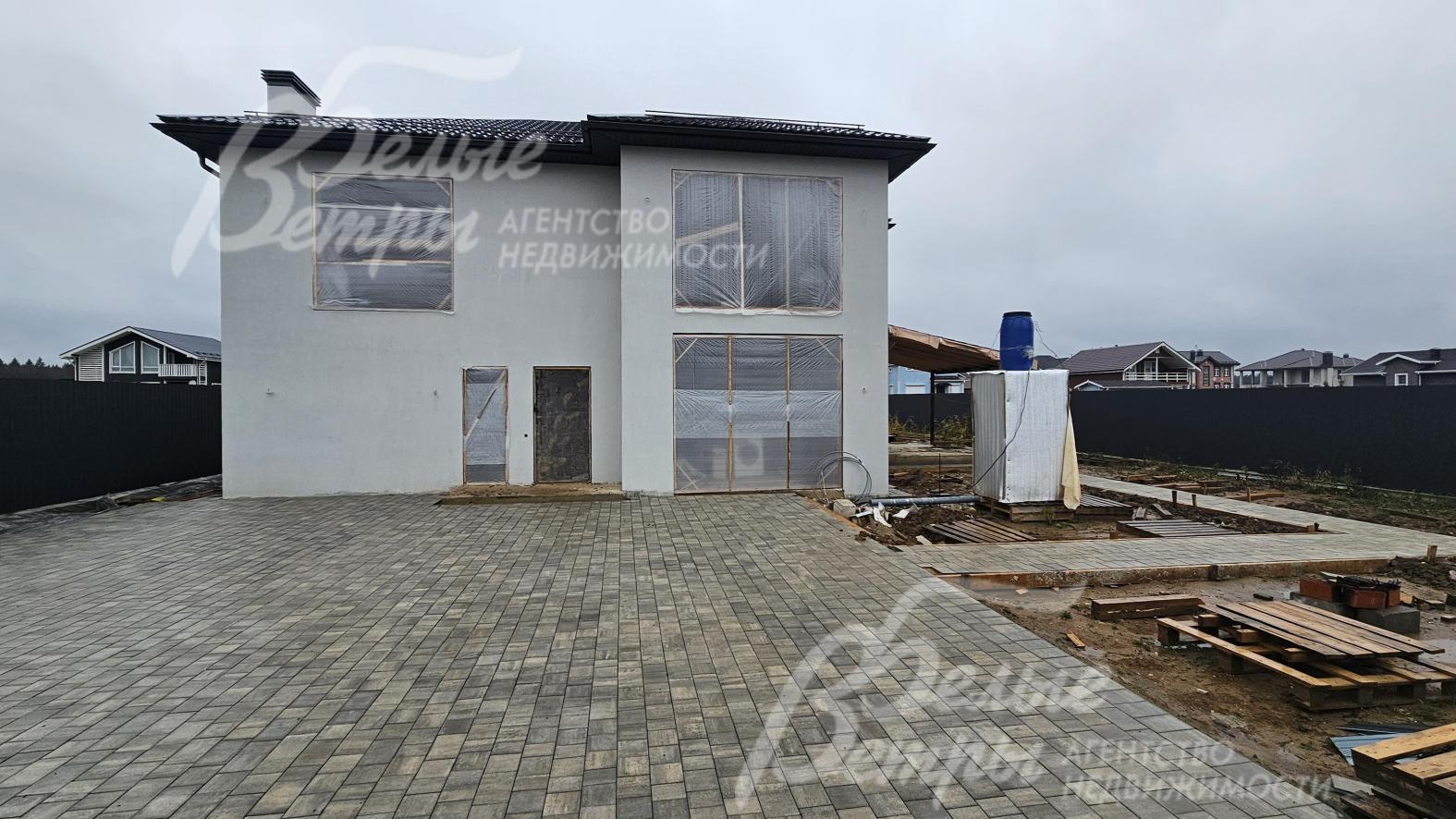 Новый дом под отделку в стиле современной классики с большими оконными проёмами