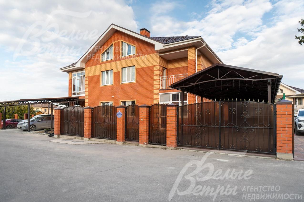 Меблированный, готовый к заселению кирпичный коттедж в классическом архитектурном стиле