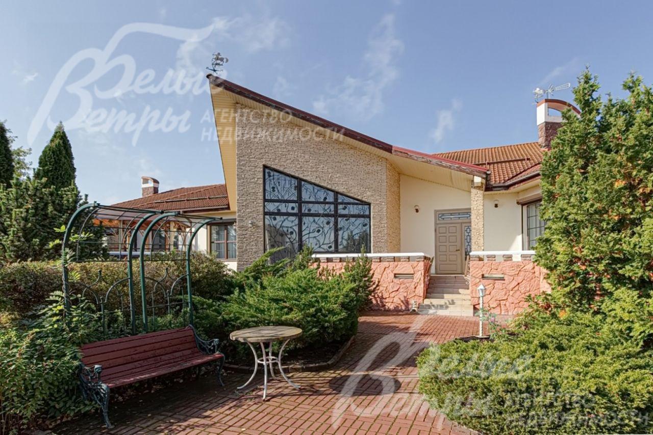 Одноэтажная резиденция привлекательной архитектуры на великолепном большом участке