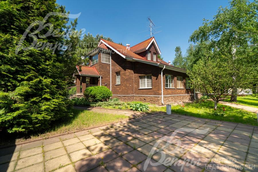Меблированный дом из бруса, облицованный кирпичом, с выразительной архитектурой с двускатной крышей