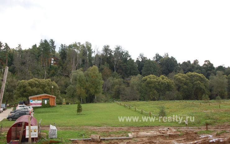 Вид со стороны поселка на другой берег реки
