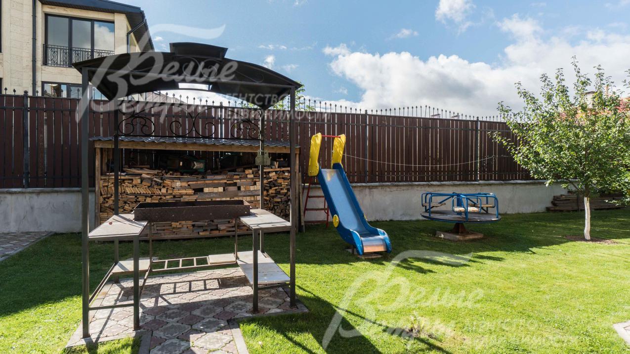 Открытая площадка для барбекю с мангалом