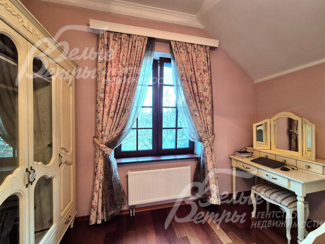 Одна из спален на втором этаже