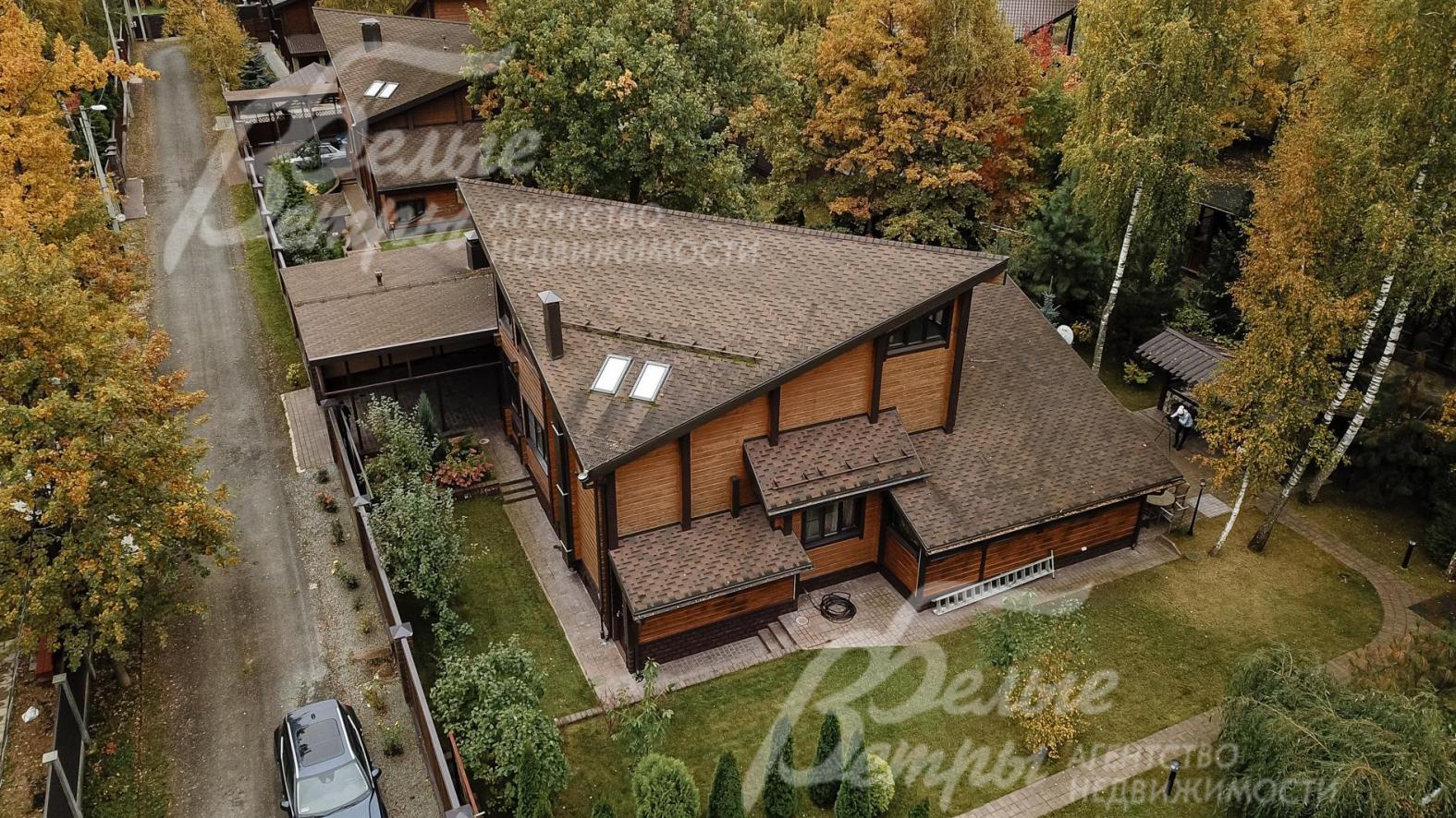 Участок в окружении леса