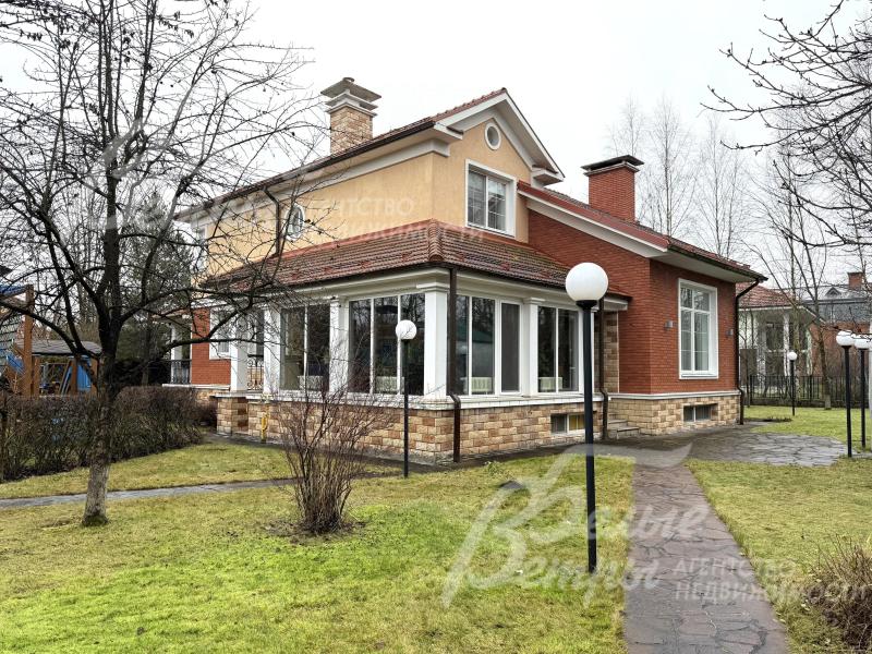 Кирпичный дом класса «бизнес плюс» с классической архитектурой, построенный по высоким стандартам