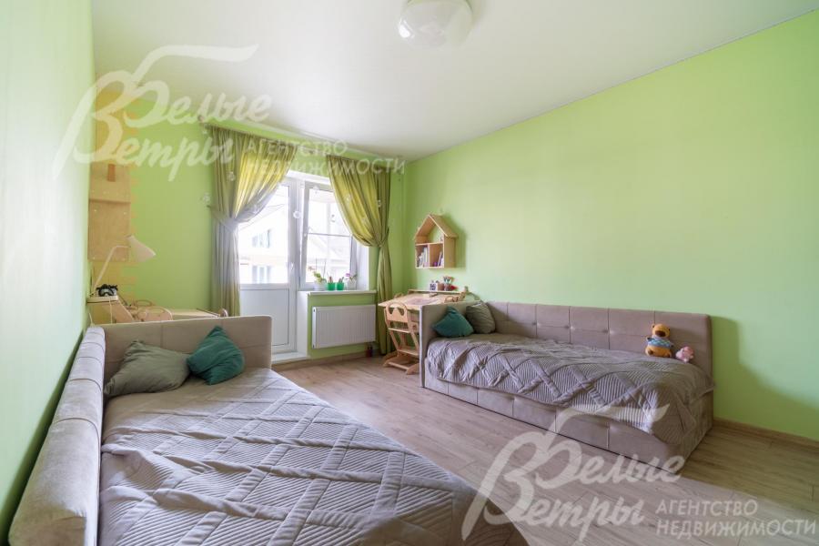 Спальня на втором этаже с двумя односпальными кроватями