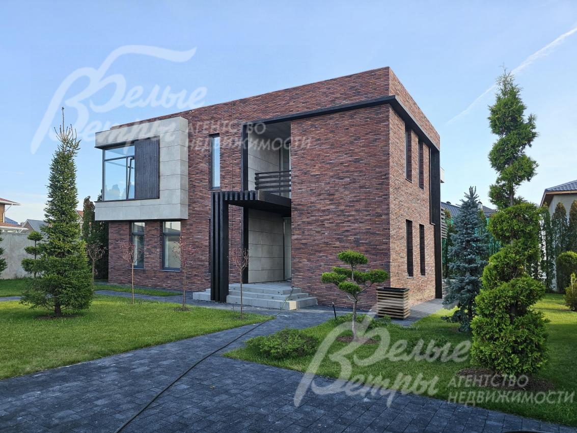 Новый современный дом на участке с ландшафтом в поселке Певчее 