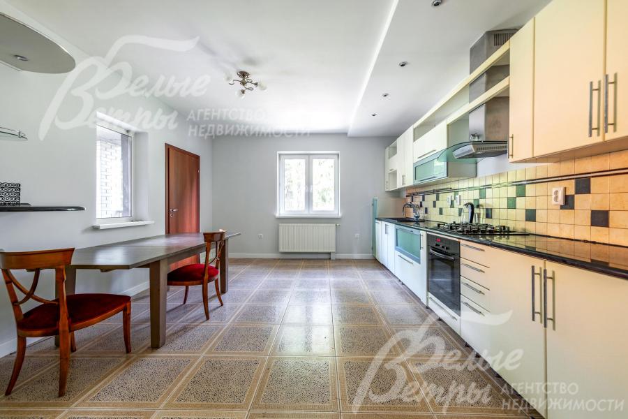 Кухня дополнена обеденной группой, слева - выход на террасу