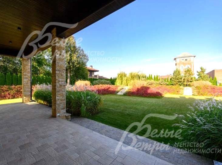 С участка открывается вид на старинное архитектурное сооружение - водонапорную башню