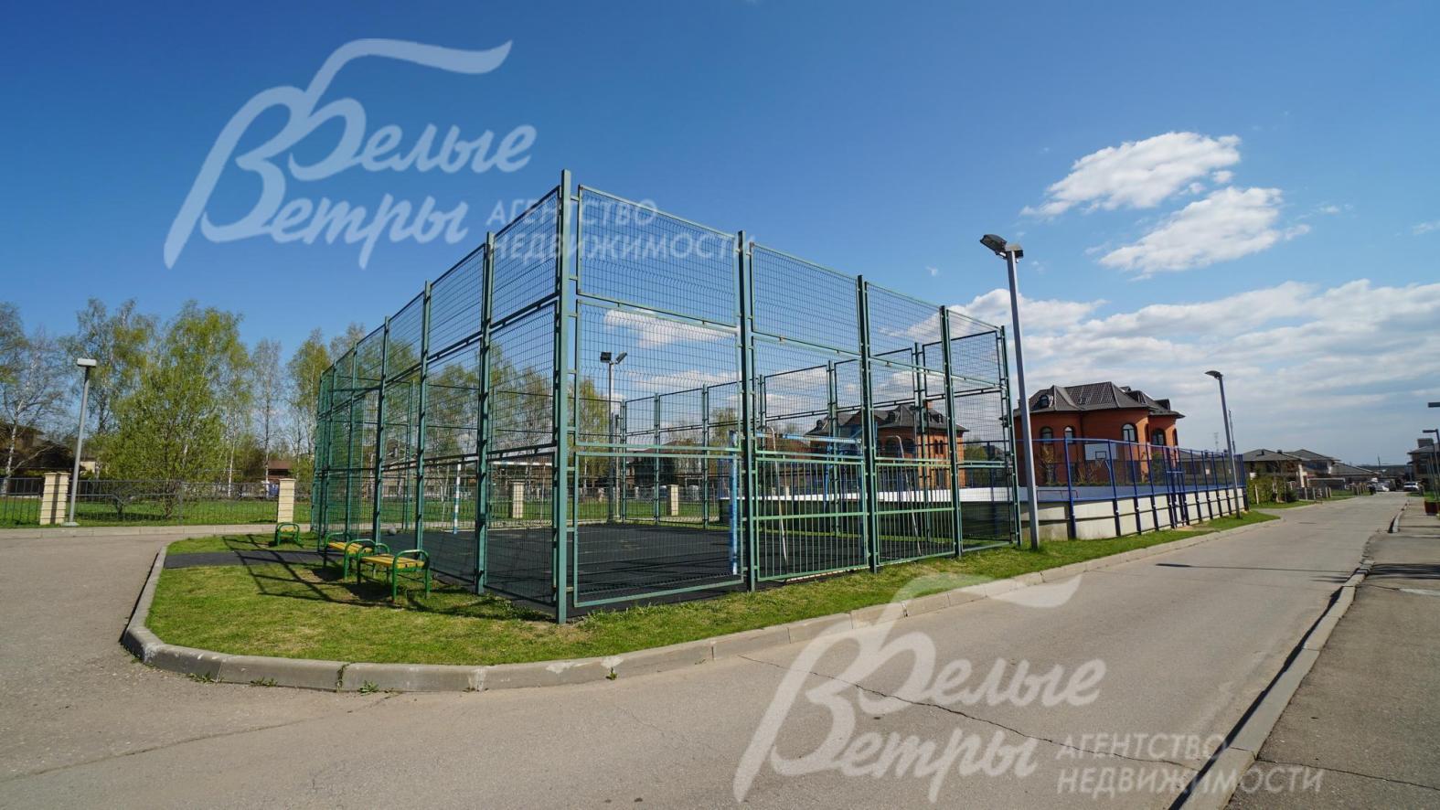 Спортивные площадки на территории поселка