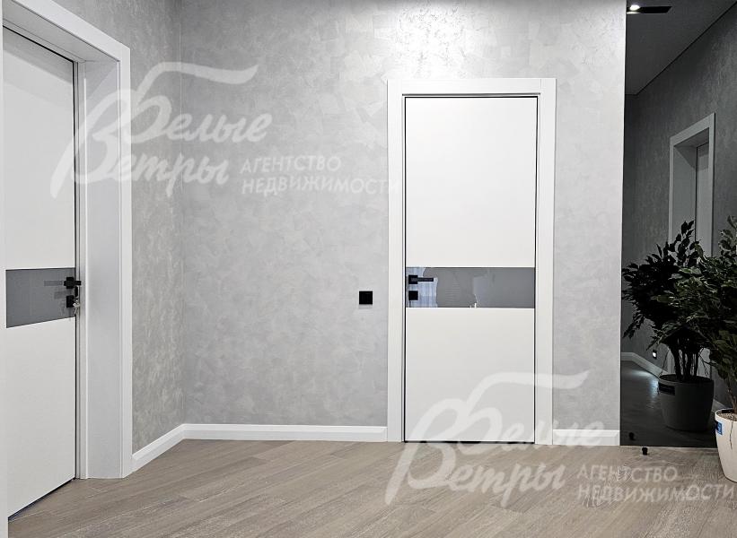 Холл второго этажа: установлены межкомнатные эмалированные двери с серой вставкой из стекла и с чёрной фурнитурой