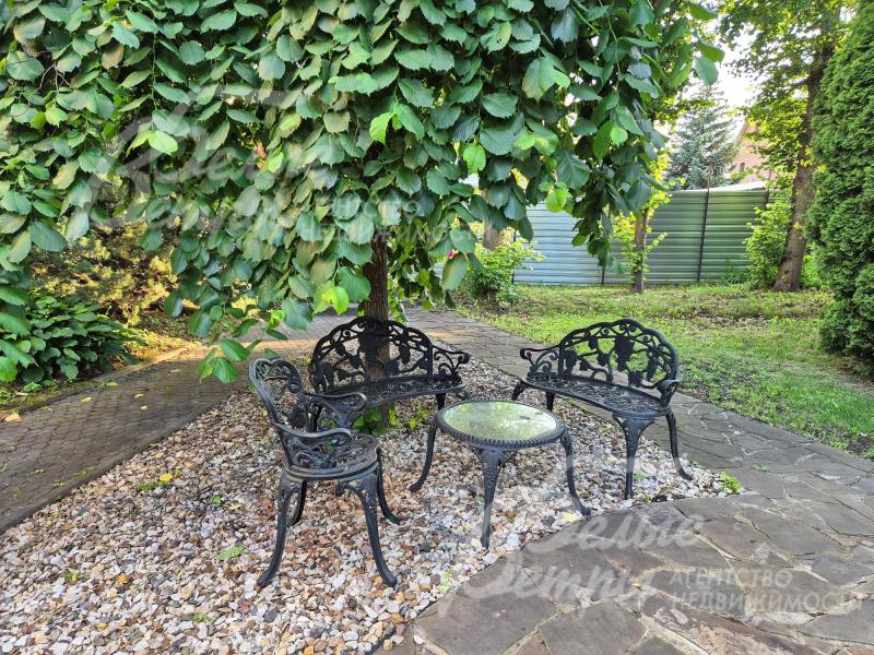 Кофейный столик в саду