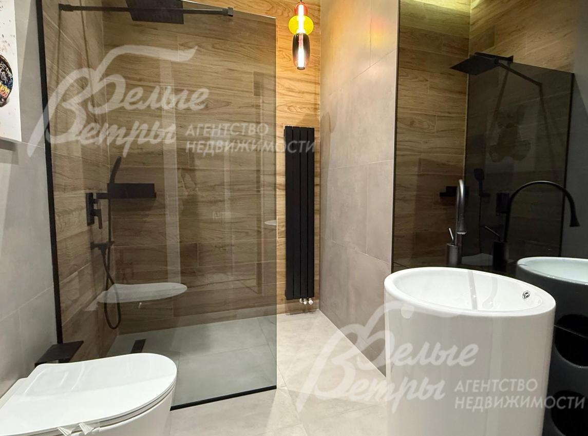 Санузел на мансардном этаже с душевой и дорогостоящей сантехникой