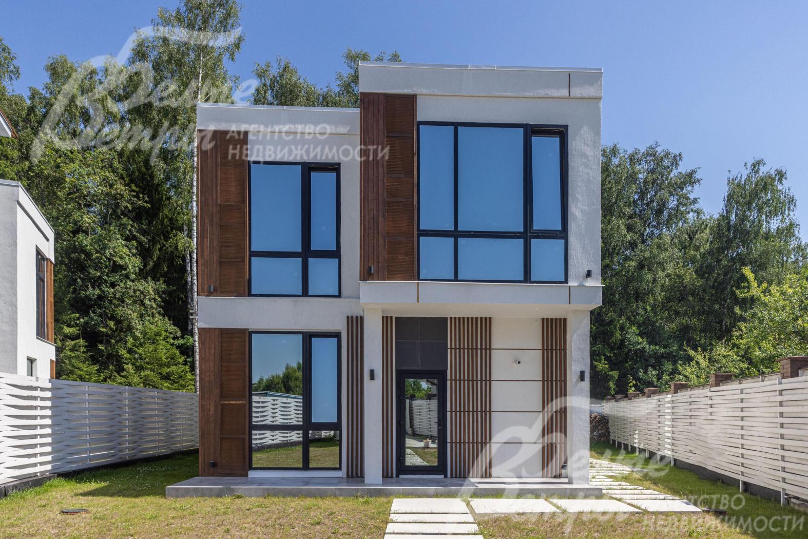 Новый дом с привлекательной современной архитектурой в стиле хай-тек