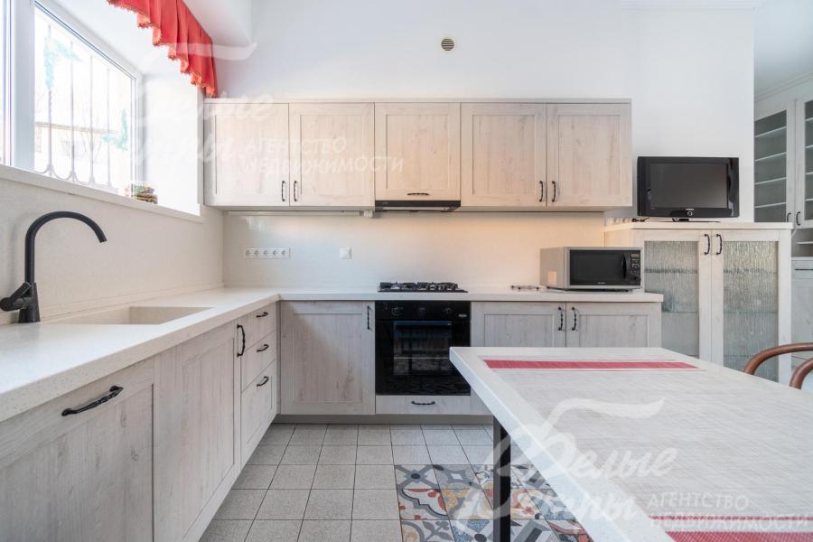 Гарнитур со столешницей из искусственного камня и фасадами Cleaf TSS‑панели (Италия)