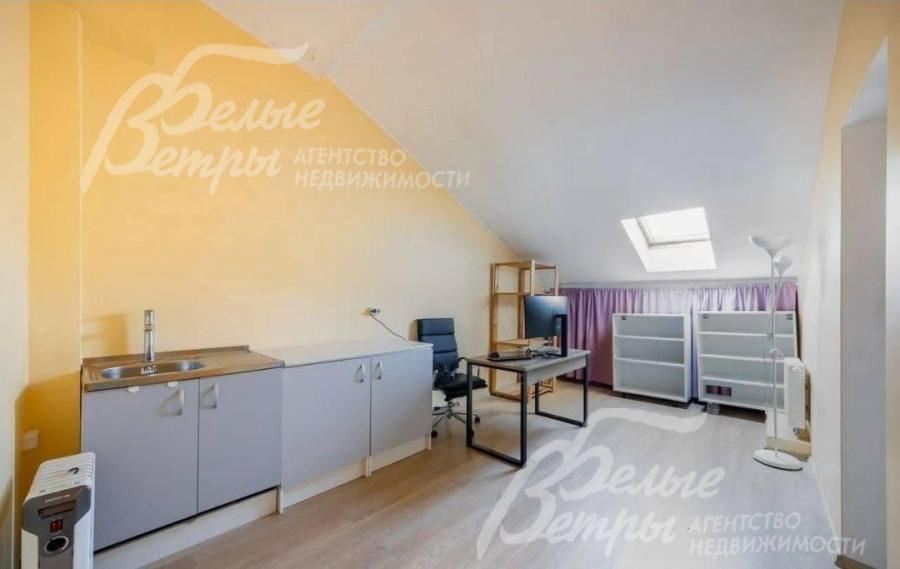 Одно из помещений на мансардном этаже, его можно разделить на отдельные функциональные зоны