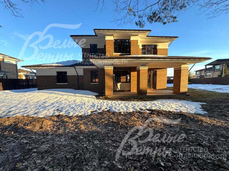 Новый дом под отделку с привлекательной органичной архитектурой в концепции Фрэнка Ллойда Райта