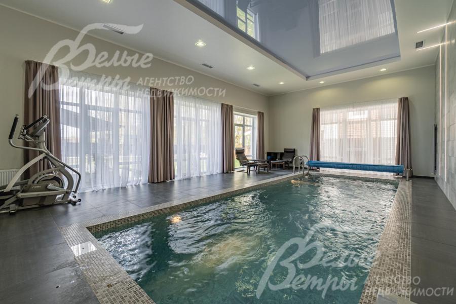 В бассейне установлена система озонирования воды