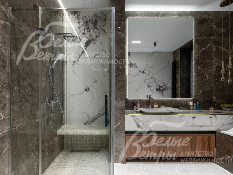 Санузел мастер-спальни: стены отделаны крупноформатным керамогранитом под тёмный мрамор