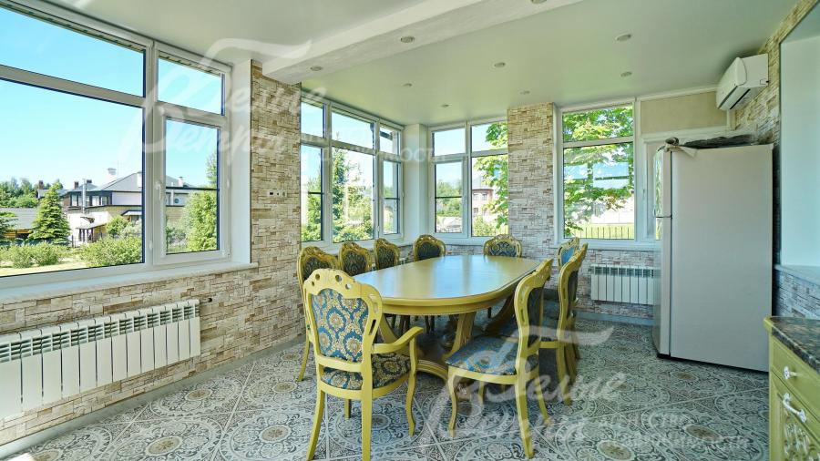 Столовая 25 кв.м с выходом на улицу