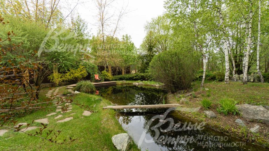 Ровный участок с искусственным озером