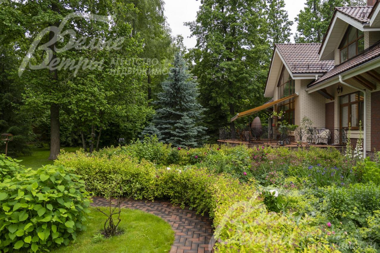 Участок украшают ухоженные декоративные кустарники и сохранённые лесные деревья