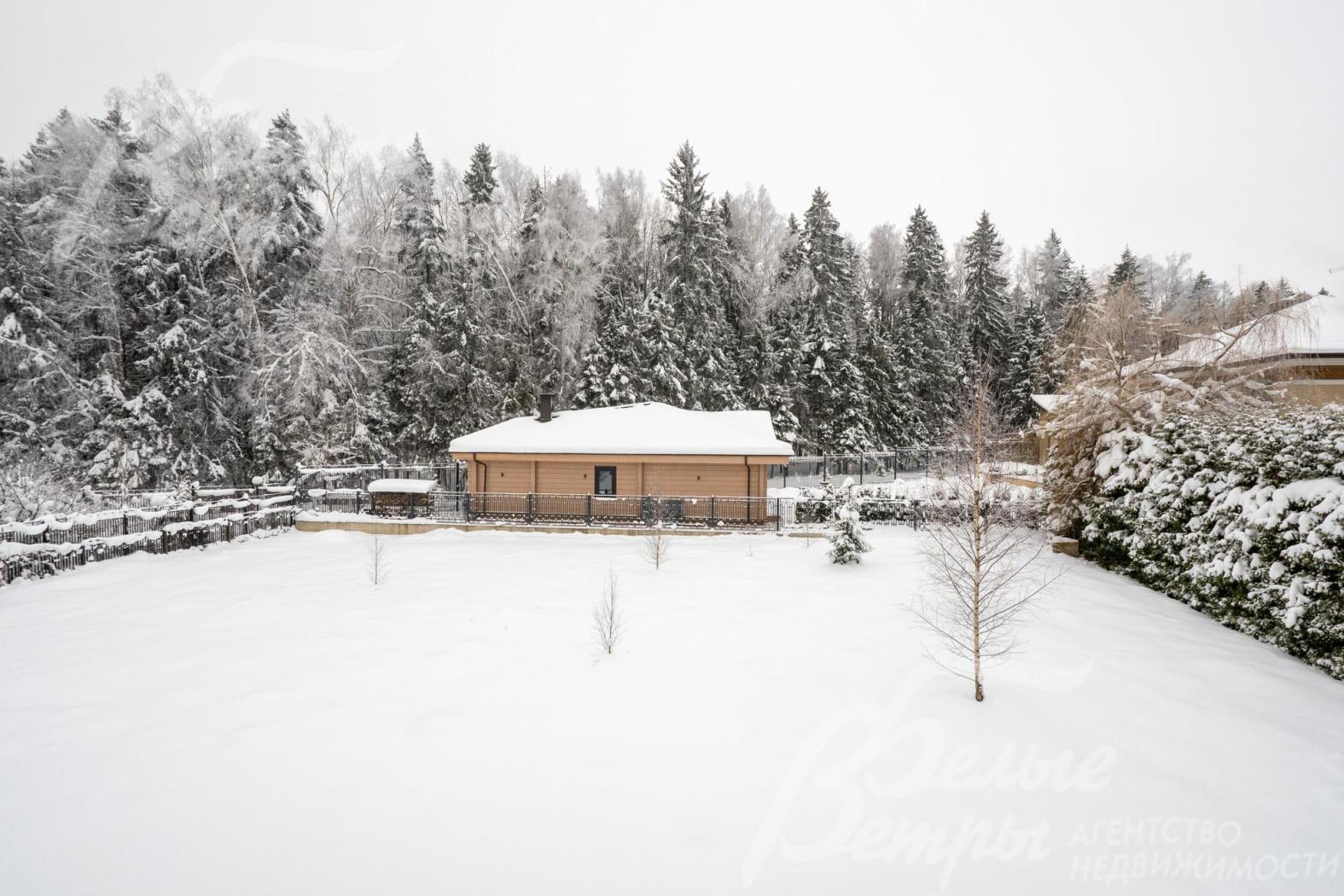 Дом стоит на просторном ровном участке, сзади и слева примыкающем к лесу