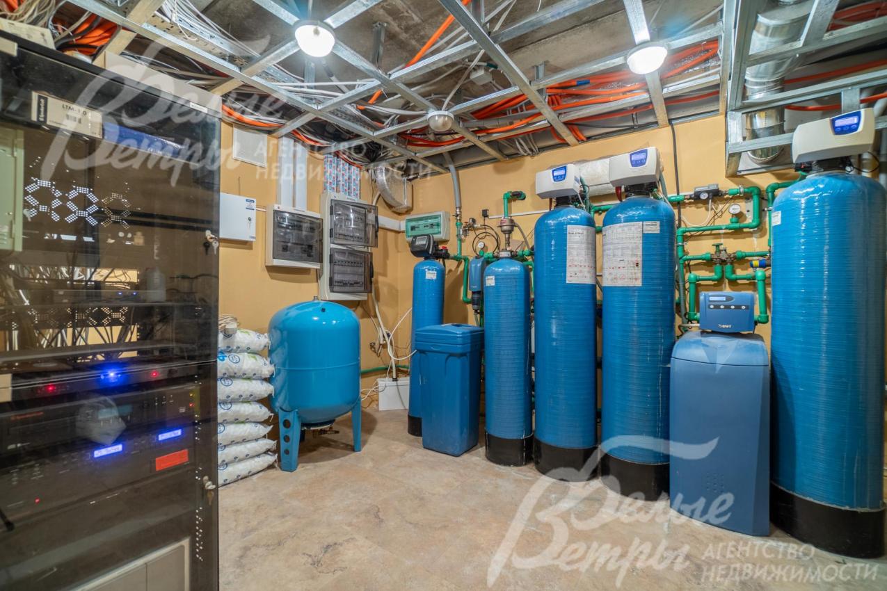 В котельной - два газовых котла, бойлер. Предусмотрен резервный генератор мощностью 12 кВт. Есть многоступенчатая система очистки воды