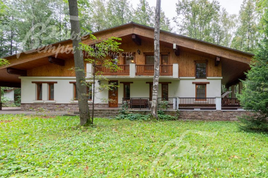 Кирпичный меблированный дом в стиле шале, построенный по авторскому проекту