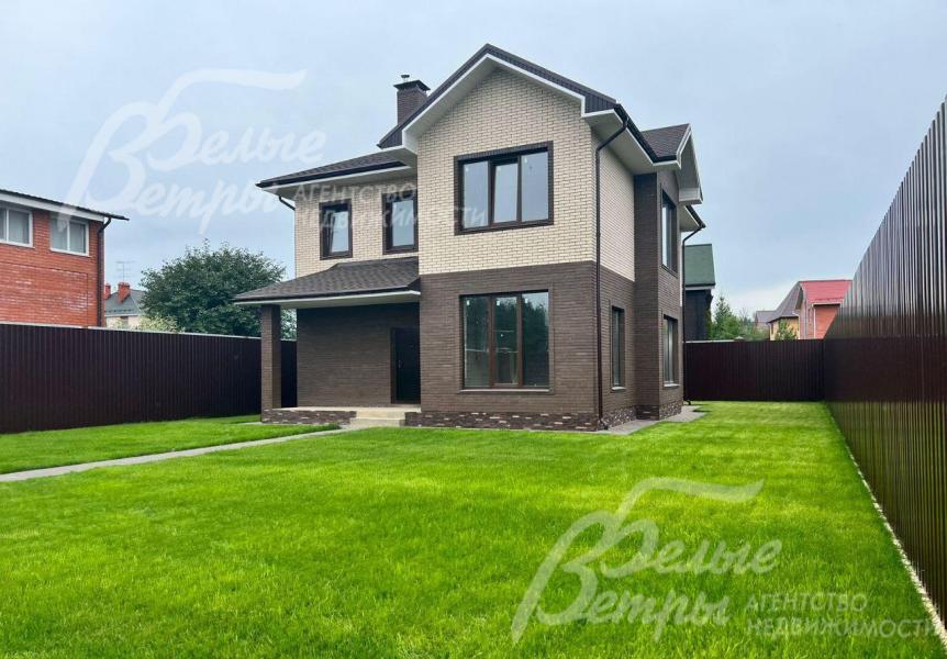 Стены облицованы кирпичом двух цветов, цоколь облицован искусственным камнем