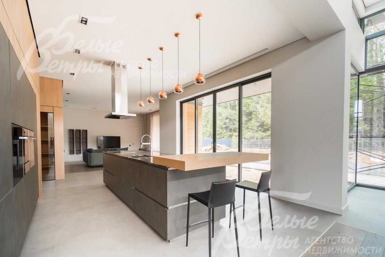 Кухня - с островом, панорамным остеклением и выходом на террасу