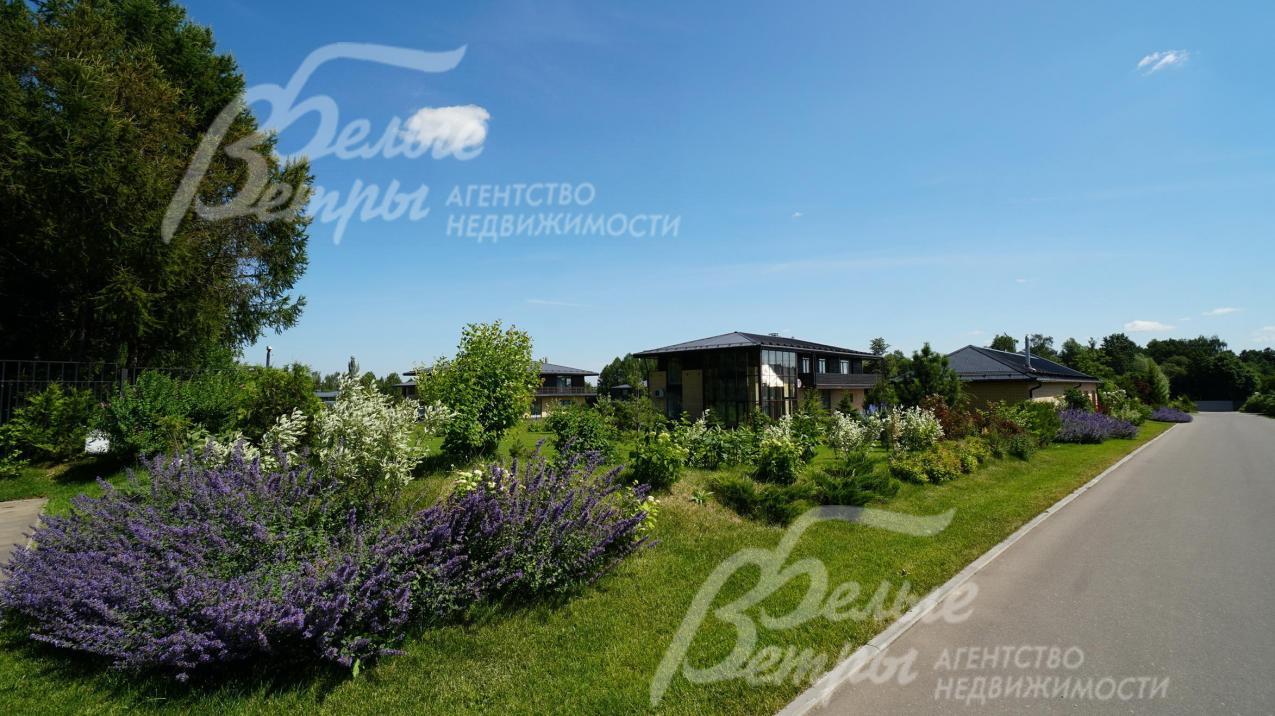 Ландшафтный дизайн на улицах поселка Варварино Эко.