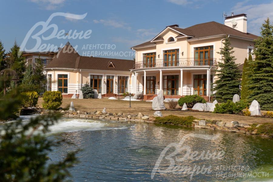 Кирпичный меблированный дом‑усадьба с выразительными чертами классической архитектуры на участке с собственным прудом