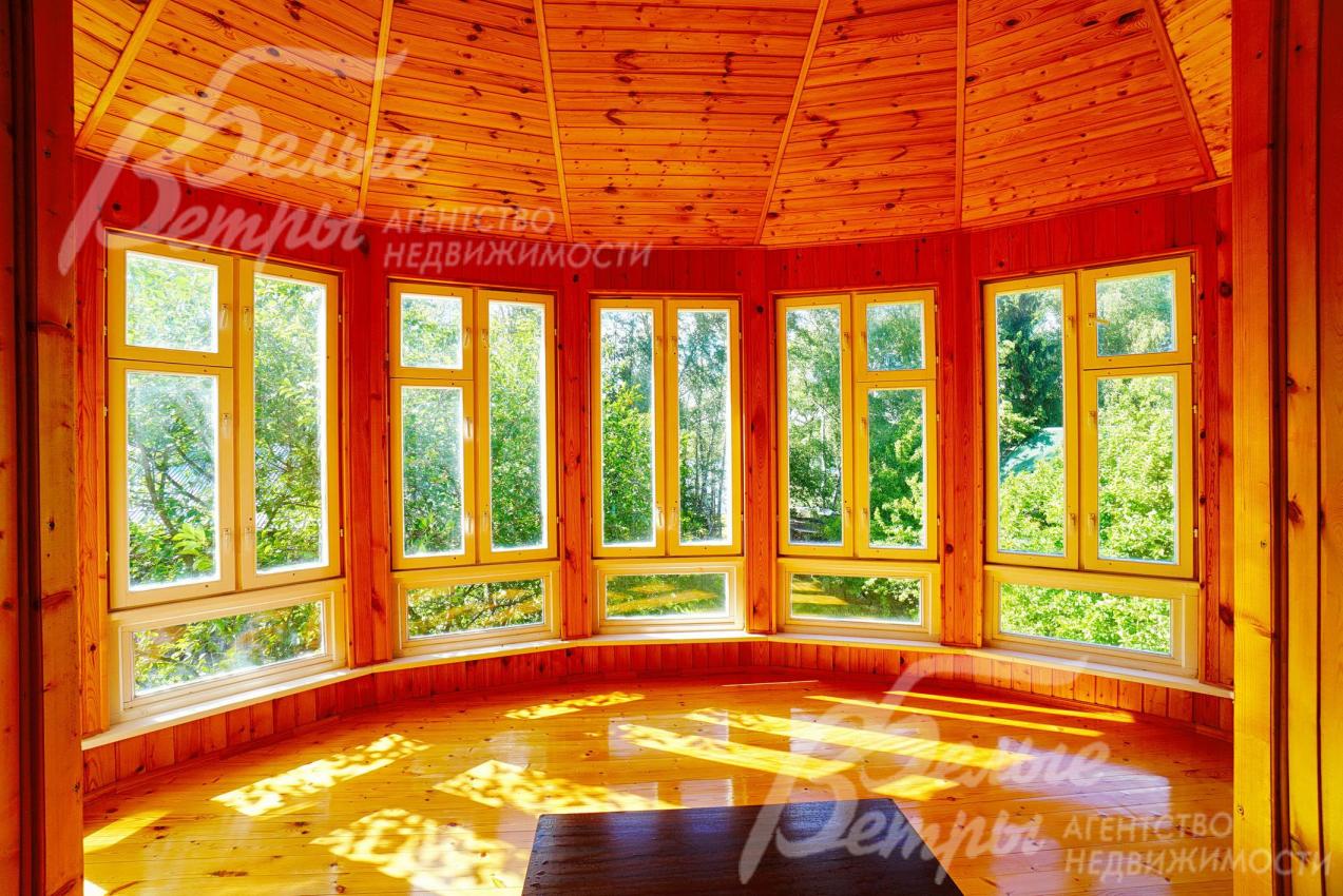 Холл с эркером на 2-ом этаже 40 кв.м с видом на озеро 