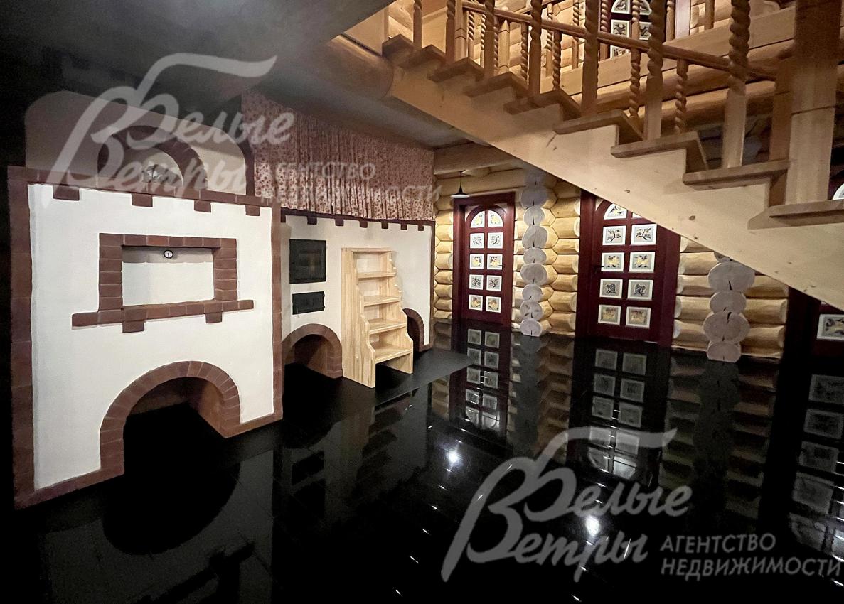 Центральный элемент кухни-столовой – кирпичная русская печь ручной работы: на печи - просторная лежанка размером с двуспальную кровать и специальная лестница для подъёма