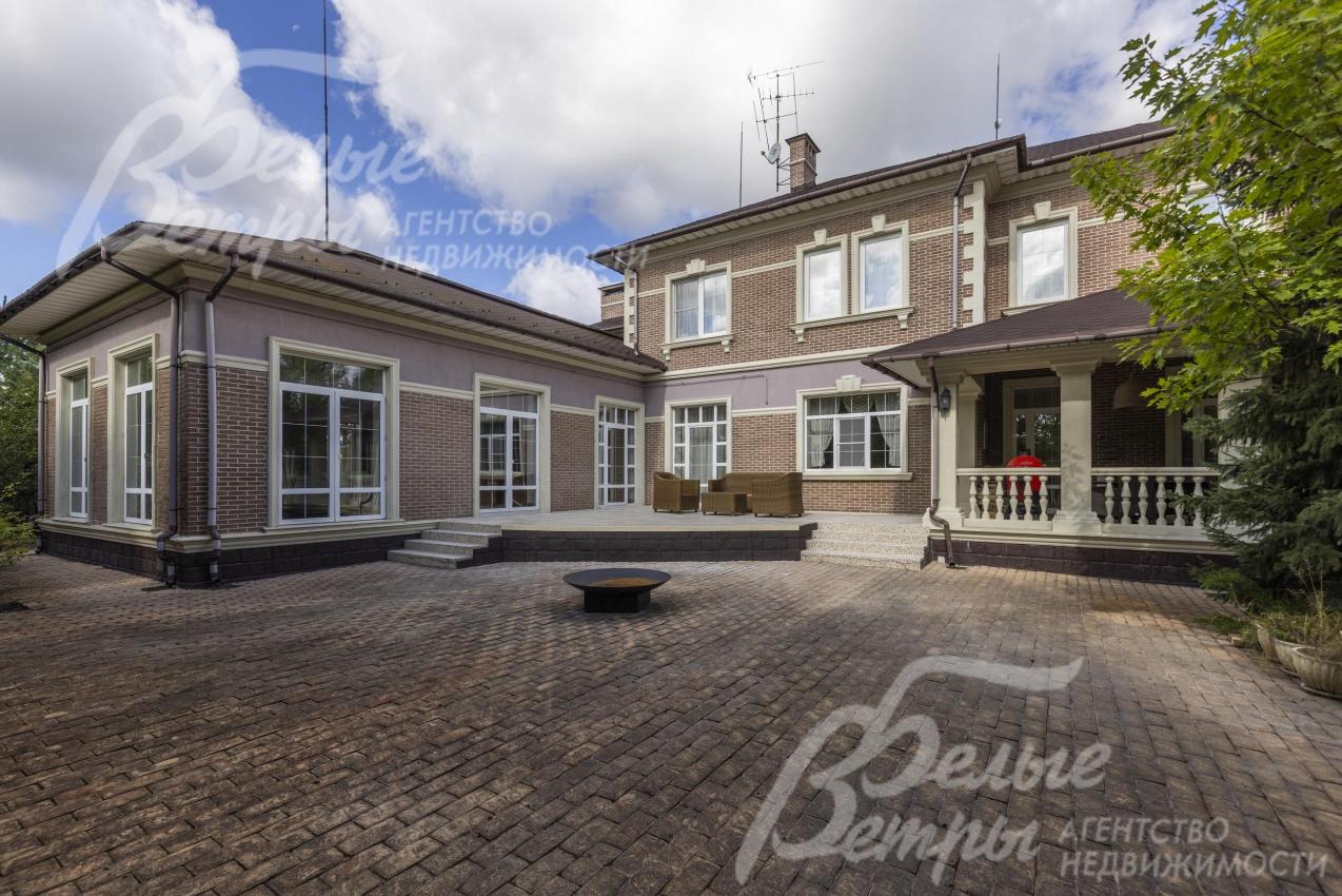 общая площадь мощения и парковок — 500 м².