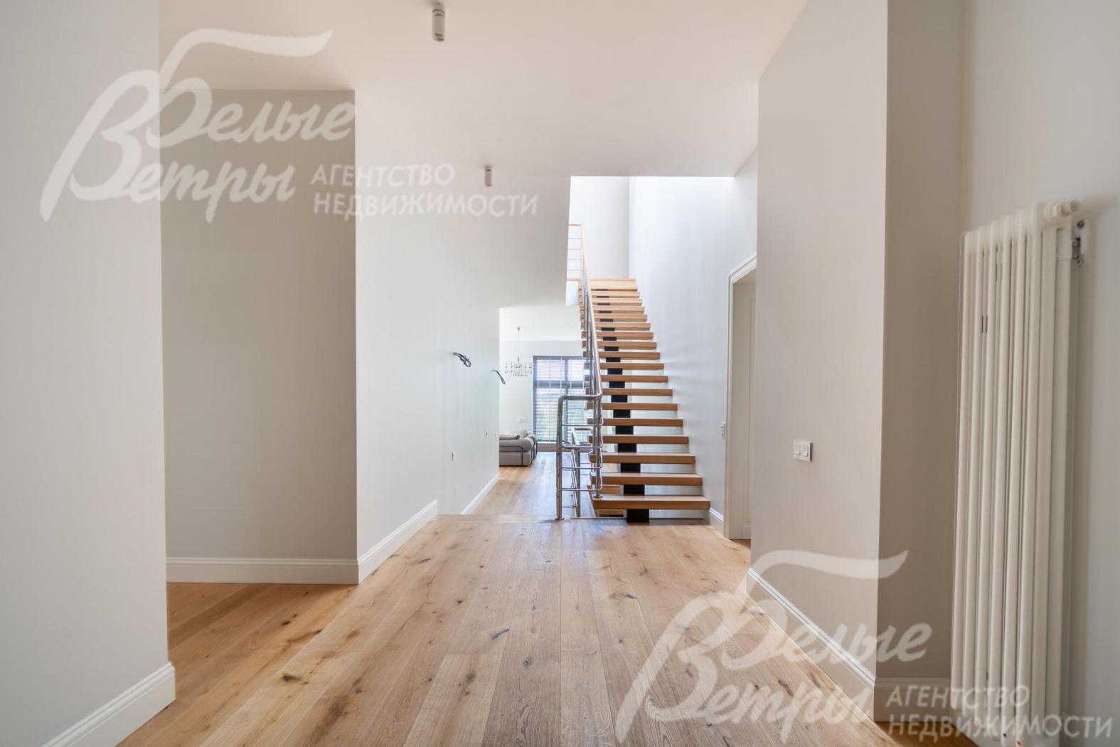 Лестничный холл первого этажа - стены выкрашены в благородный цвет «овечья шерсть»