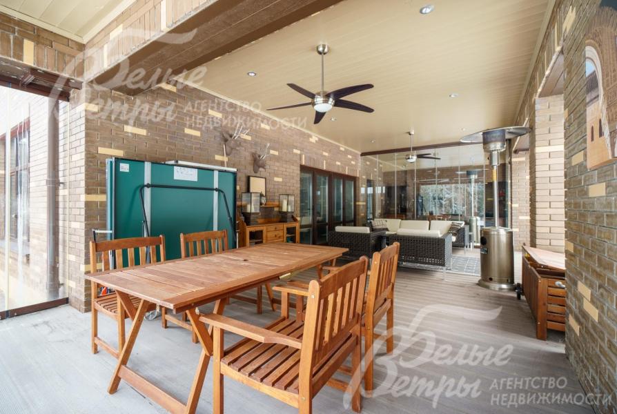 На веранде несколько зон - барбекю, столовая, гостиная, и даже теннисный стол. Обогревается веранда в том числе газовыми обогревателями