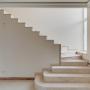 Широкая лестница из мрамора бежевого цвета с боковой нижней подсветкой