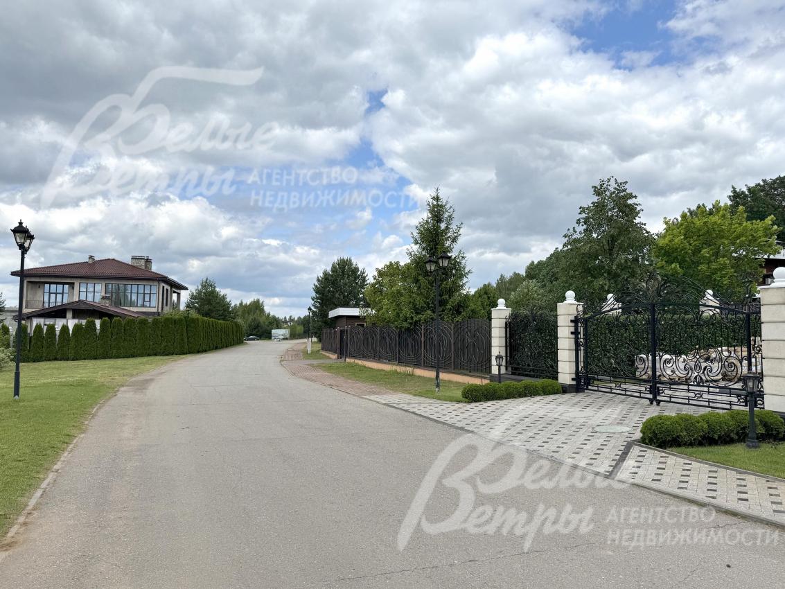 Территория коттеджного посёлка: широкие асфальтированные дороги до домов, уличное освещение