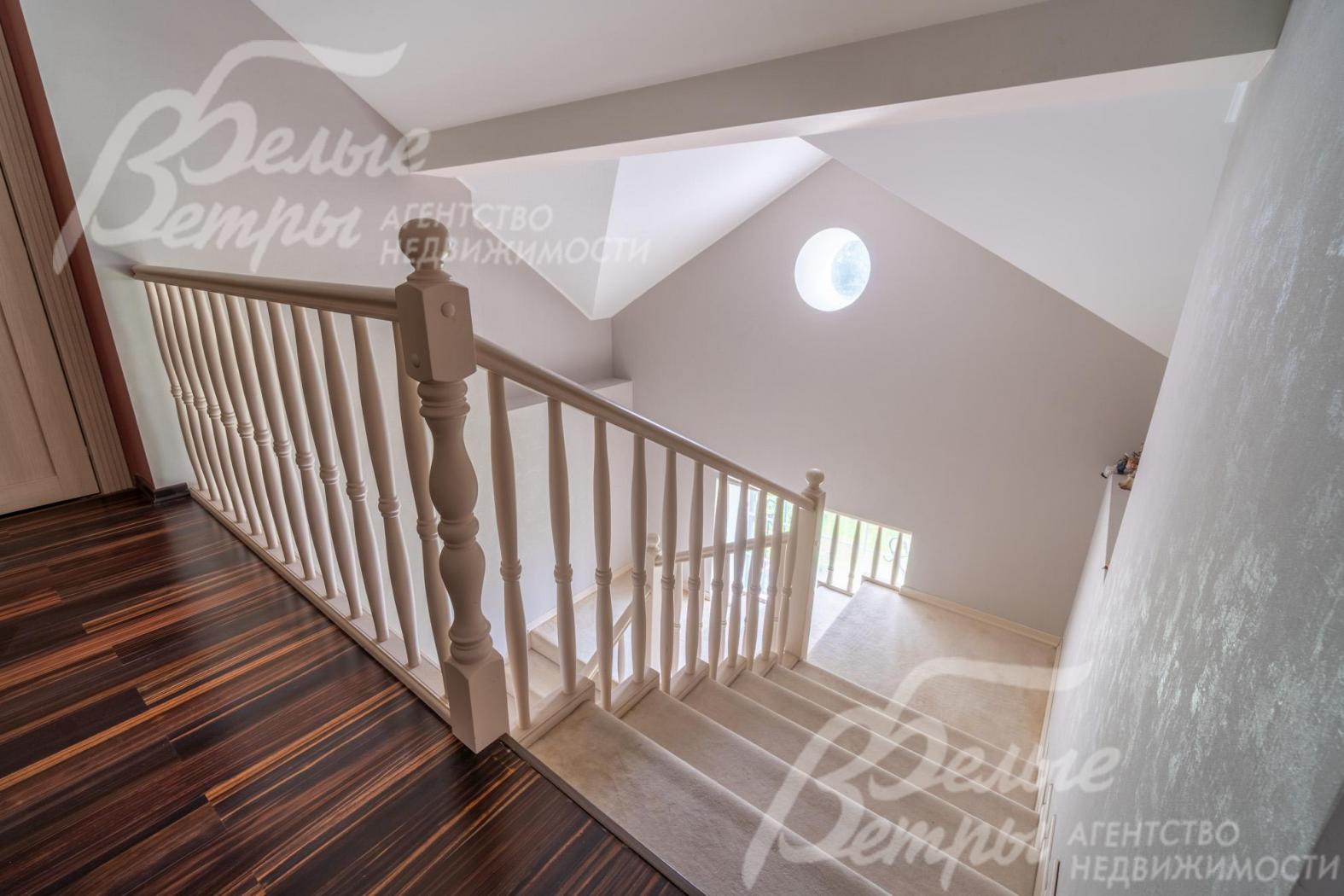 Лестница ведёт на функциональный мансардный этаж