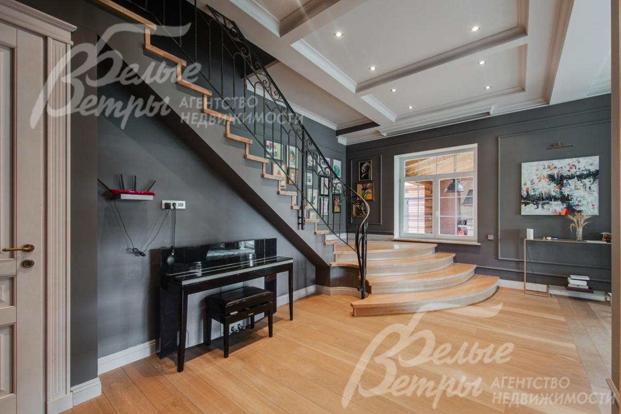 Холл первого этажа