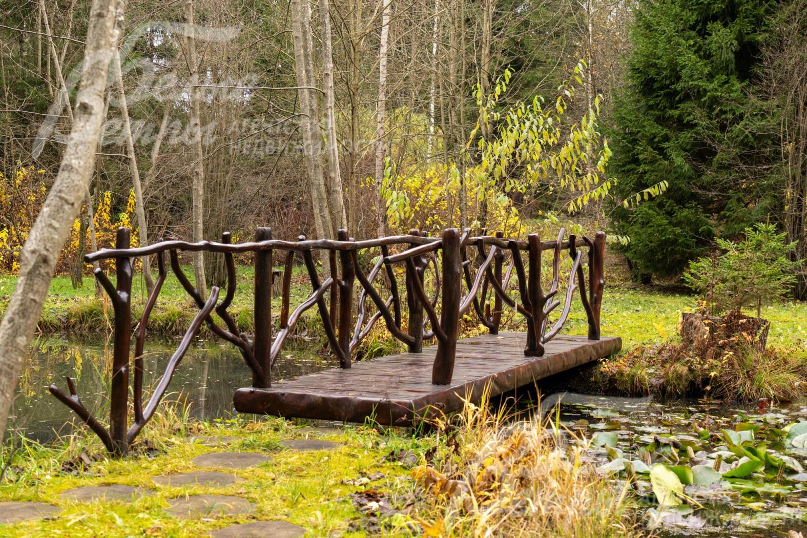 На участке есть каскад небольших прудов с кувшинками, ручьём и мостиком